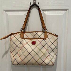 COACH TATTERSAL LARGE TOTE off white/plaid..GUC..has COA
BAG F21924